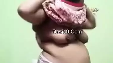 Mallu Bhabhi Shows Her Boobs