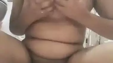 Girl fucks her tight pussy with a dildo in the nude video