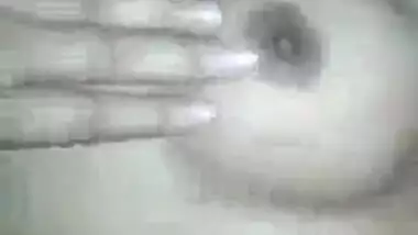 Desi cutie in nature's garb show for the 1st time on web camera