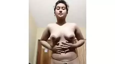Desi sex whore like this deserves to pose naked on XXX phone camera