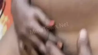 Mature Tamil wife kissing and naked body showing MMS