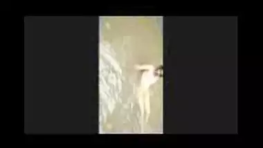 Fsiblog – Desi girl totally nude while outdoor bath on river MMS
