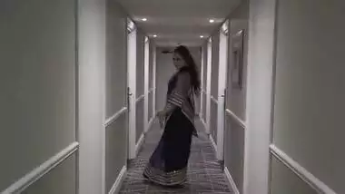 Indian Actress dare to walk naked in hotel with see through saree and guest see her