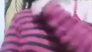 Kashmiri teen Desi girl pulls top up to expose boobs in XXX video