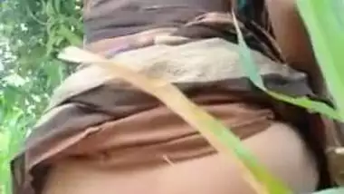 Telugu wife showing her ass and pussy outdoors