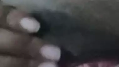 Close up selfie video of desi bhabhi showing nude body