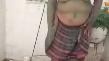 XXX whore covered with red and green pains poses in outdoor Desi video
