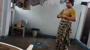 Desi is caught on the XXX camera exposing her sex boobies in bathroom
