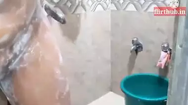 Sali Nah Rahi Thi Or Dewar Ji Jhaak Rahe The