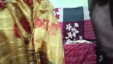 Pila saree pahankar Desi bhabhi ne apane hi uncle ke sath chud gahi