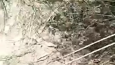 Cute XXX girl has pussy scored by Desi man on camera MMS in the field