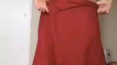 Red sari makes Indian mom look even more amazing when she moves body
