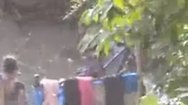 Desi teen girl outdoor bath full nangi