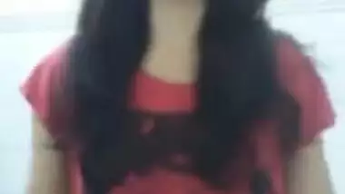 Indian Girl showing boobs saying “mujhe toh yaad hi nahi main bra nahi pahni hu”