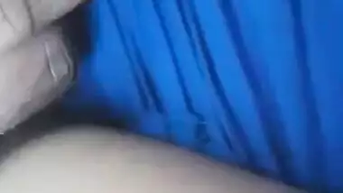 Inside car Bhabi ki chut m ungli ki or boobs dbaye and handjob too -1