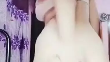 Nerdy college girl from India shakes big buttocks and spanks it