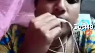 Before wedding aroused groom asks Indian bride-to-be to show boobs