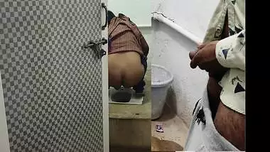 Bathroom Me Mutate Huye Bhabhi Boli Aaj To Muje Chod Dijiye Devar Ji