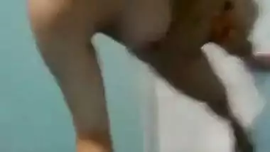 Beautiful girl making a desi xxx video for the first time with her lover