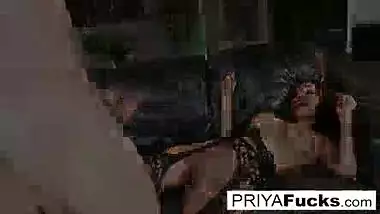Indian MILF Priya makes her cumback with her 1st onscreen dick in 6 years!