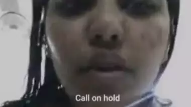 Pretty Desi call-girl takes a XXX bath online posing in a sexy way