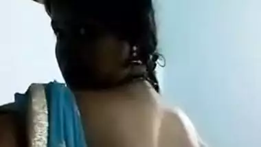 Desi hottie in blue sari shows naked XXX back motivating BF to have sex