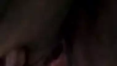 Aunty touches own unshaved sex hole and fingers it in close-up clip