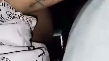 The girl speaks on the phone while fucking in a desi sex video