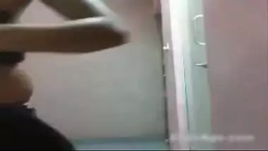 Hindi sex video of a big boobs bhabhi satisfying her fans on a webcam