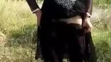 Desi woman went outdoors to perform amateur XXX striptease on camera
