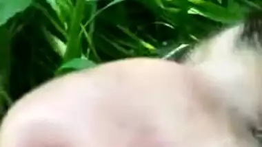Thick cock penetrates XXX cunt of Desi hussy outdoors in MMS vid