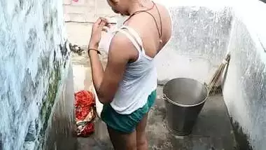 Indian Desi girl in the bathroom fully naked, era recording