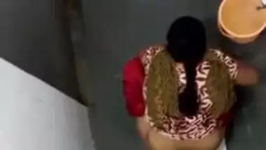 Desi teen takes her pants down to wash the XXX pussy on sex camera