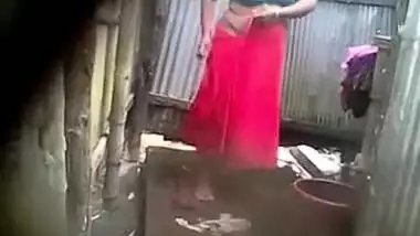 Desi boy catches neighbor almost naked after an outdoor XXX shower