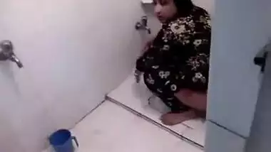 Indian MILF allows guy to film a XXX story about her sex body parts