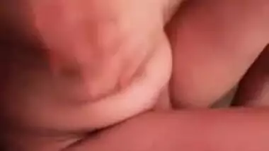 Desi escort girl exposes pussy in the Desi hotel room for MMS hunters