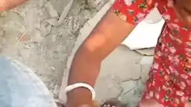 Outdoor XXX coupling with sful Desi slut who likes to suck dick