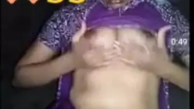 Shy Desi teen records quick sex video in which she shows XXX boobs