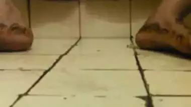 Desi girl's XXX pussy needs to be fingered in the self-made clip