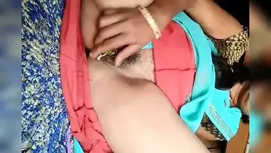 Desi Aunty, Desi Bhabhi And Desi Mms - Desi Bhojpuri Bhabhi Baigan Se Choot Ki Khujli Mitate Hue