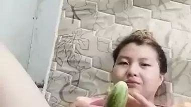Hot Nepali sex video of a hot babe fucking with a cucumber