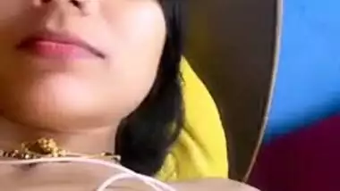 Curvy Desi Bhabhi takes various poses to make XXX fans see boobs well