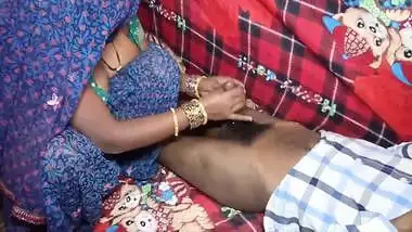 Desi guy sticks his XXX penis into his wife's twat for the camera