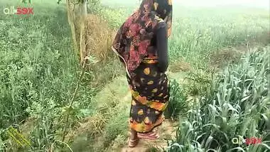 Village aunty sex - Indian MILF slut enjoys playing with her cunt in the forest