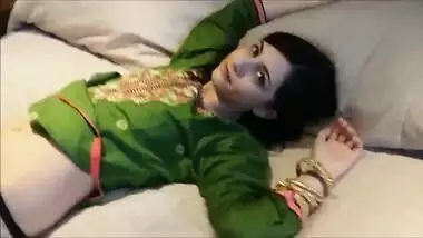 Guy asks Desi teen to expose her XXX butt for his homemade porn movie