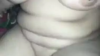 Desi housewife pulls bra up to flaunt natural XXX boobs and sex nipples