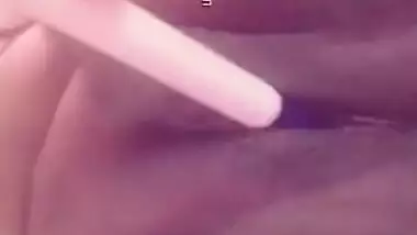 Plump Desi girl with sultry XXX eyes masturbates her muff with a pen