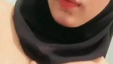 Dhaka girl shows her naked boobs in Bangladeshi sex
