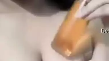 Solo porn video of the Desi hottie with plump lips and big juicy tits