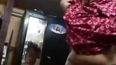 Housewife from a Desi country exposes her XXX zones in solo sex clip